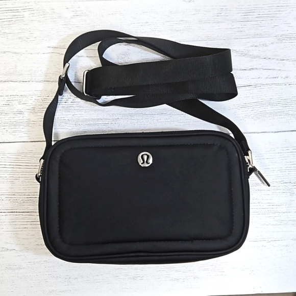 Lululemon crossbody camera bag in black - Picture 3 of 15